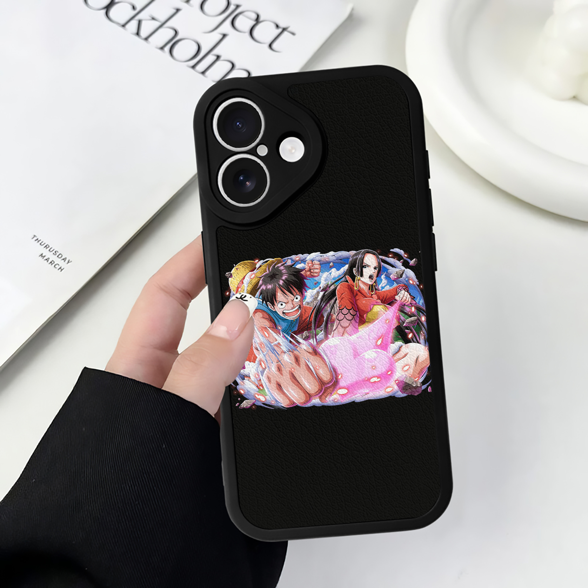 （画像用） ワンピース モンキー・D・ルフィ ONE PIECE Monkey D. Luffy 【iPhone 16シリーズ対応】シリコンスマホケース（レザー調） 材質：シリコン